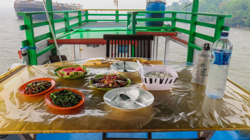 Comida a bordo del Klotok