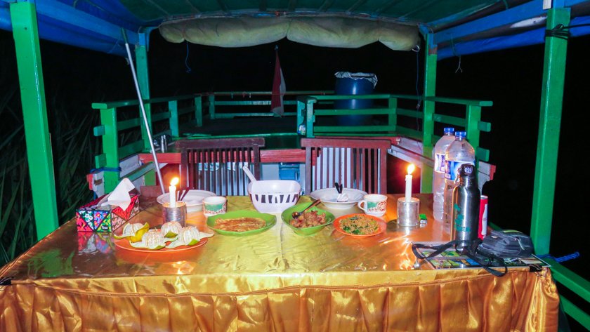 Cena en el klotok Borneo
