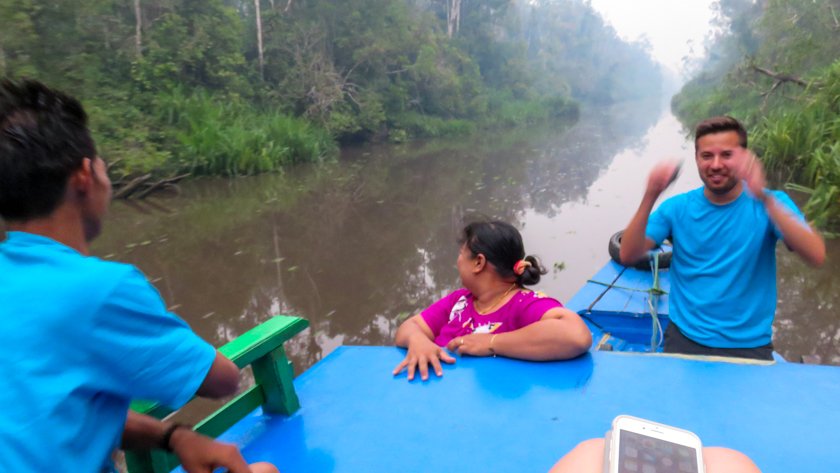 Risas con la tripulación en el klotok