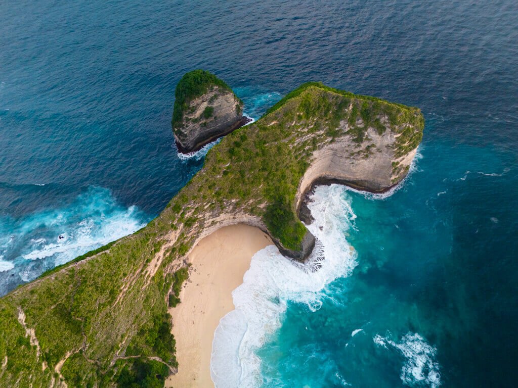 Vista aérea de la playa Kelingking (T-Rex) en Nusa Penida – qué ver en Bali en 15 días