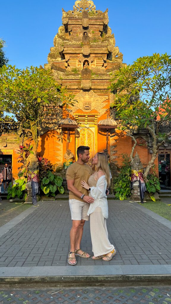 Ruta por Bali en 15 días – Posando frente al Palacio de Ubud
