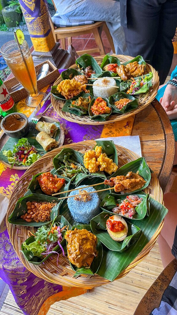 Plato típico de Bali – Nasi Campur tradicional en un itinerario de Bali 7 días