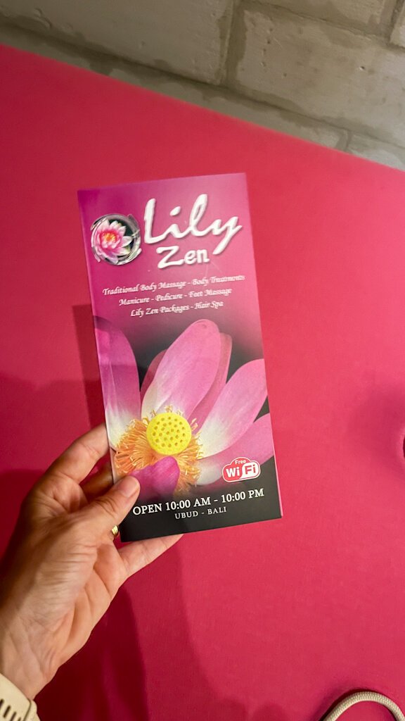 Folleto informativo del centro de masajes Lily Zen en Ubud – plan de viaje a Bali para relajarse