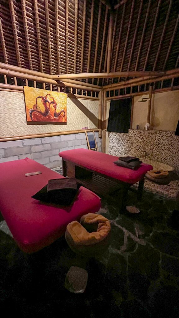 Sala interior de masajes en Lily Zen, uno de los mejores spas de Ubud – ruta por Bali de 7 días