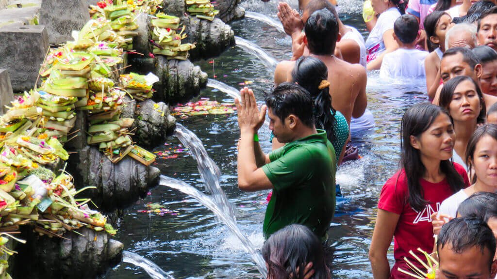 Itinerario de viaje a Bali en 7 días – Ritual de purificación en el templo Tirta Empul