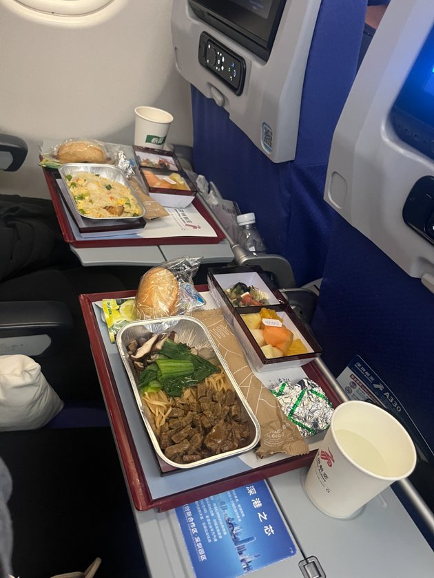 Bandejas de comida servidas a bordo durante el vuelo de Shenzhen Airlines a China