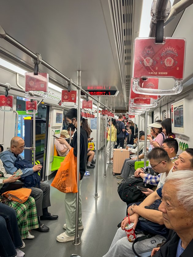 Personas en el metro de Shanghai