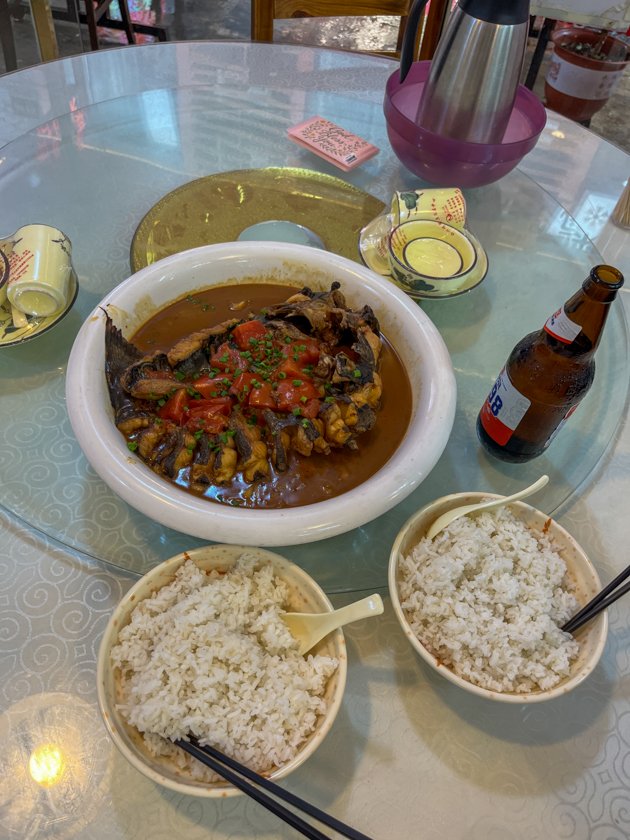 Olla de pescado cocinado restaurante China