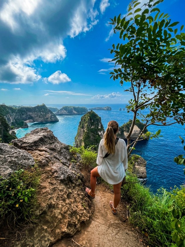 En un mirador con los acantilados de fondo en Nusa Penida