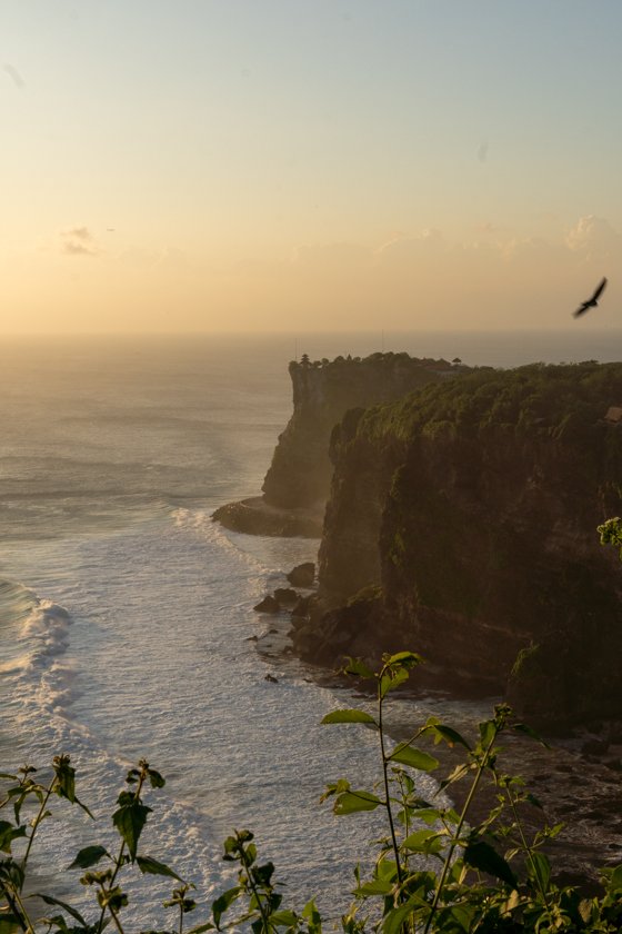 Puesta de sol en el acantilado Karang Boma Uluwatu