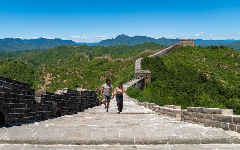 Pareja caminando por la Gran Muralla China Jinshanling