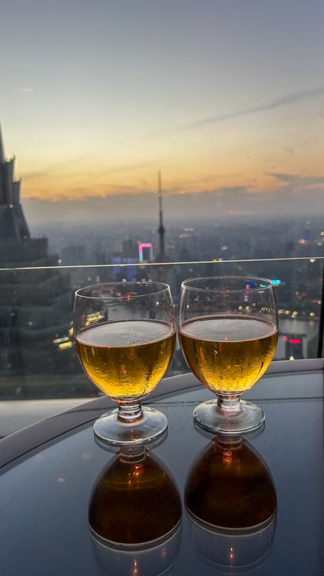 Dos cervezas en el mirador Hotel Park Hyatt Shanghai