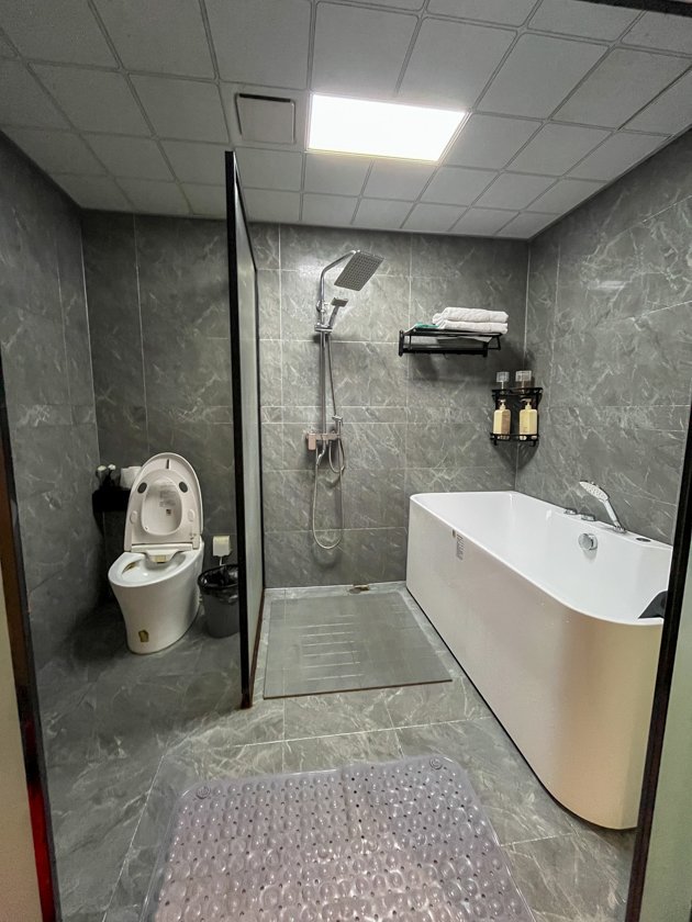 Lavabo con bañera en hotel Fenghuang China