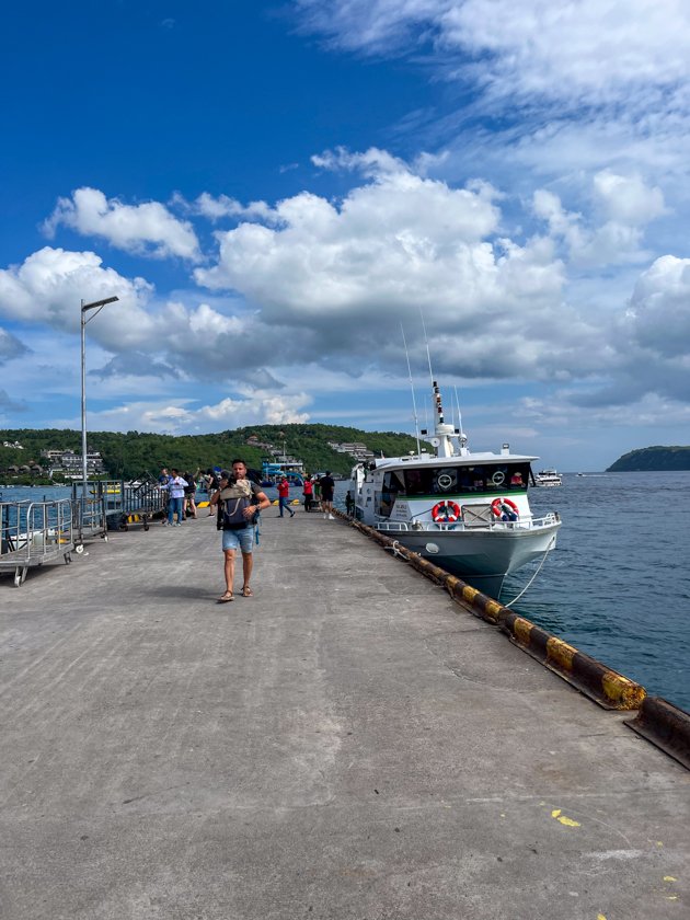En el muelle de Nusa Penida con el barco Eka Jaya de fondo