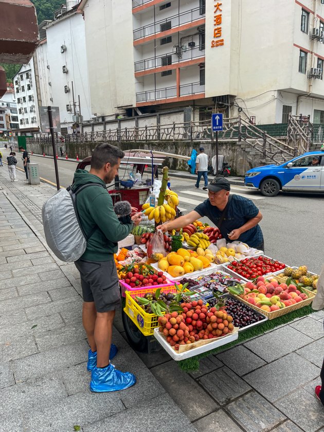 Puesto callejero de fruta en China