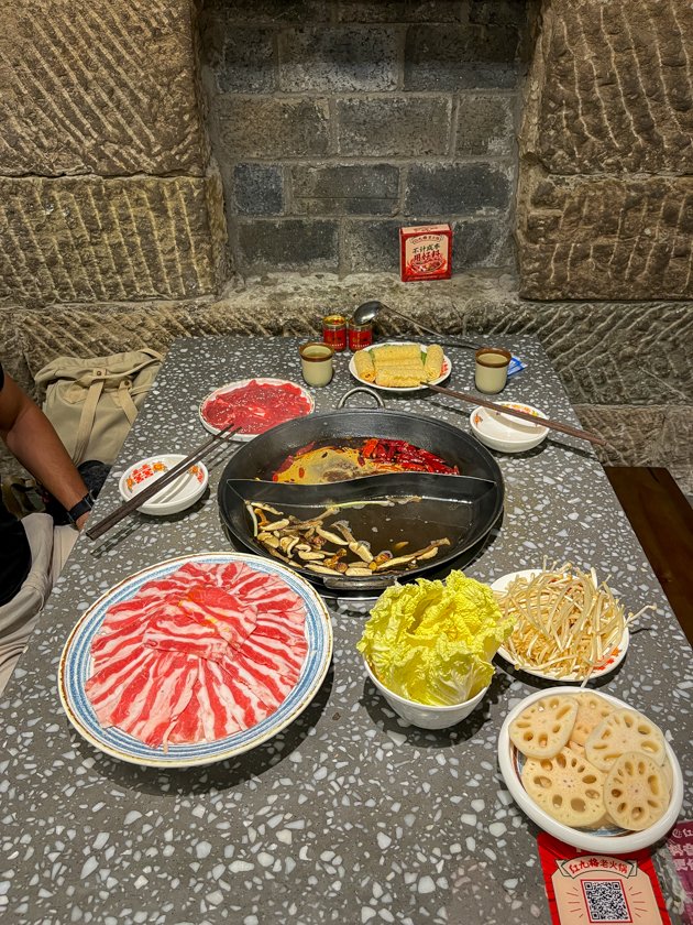 Hot pot en un restaurante dentro de un refugio antibombas de la II guerra mundial Chongqing