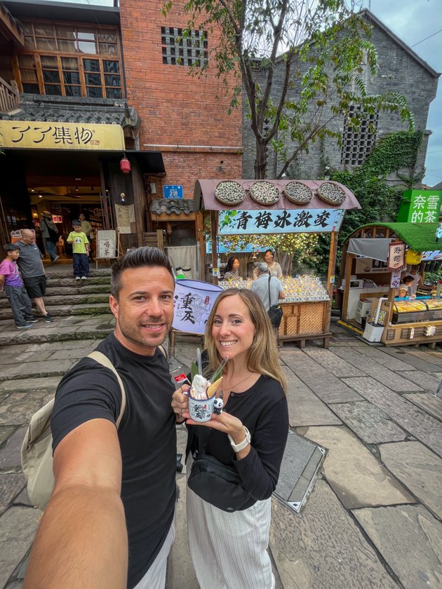 Pareja comiendo un helado en taza con osito panda Chongqing China